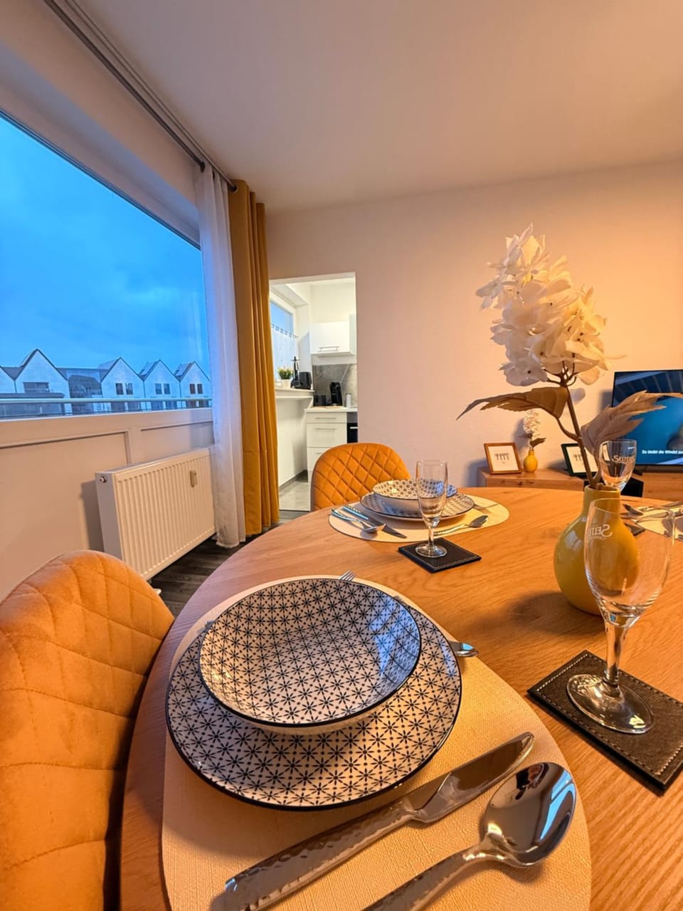 Living room, Food and drinks, Seating area, Dining area, Food