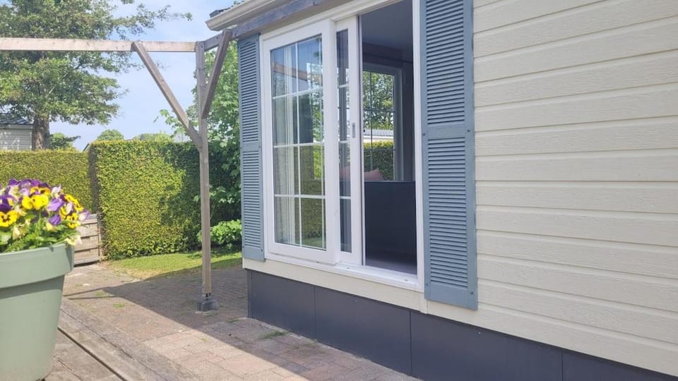 Chalet Wad35 met grote, groen omheinde tuin Chalet in Friesland, Netherlands