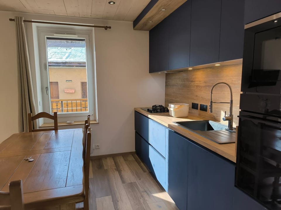 Kitchen or kitchenette, Dining area, dishwasher, oven, pet friendly, stove