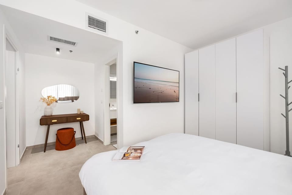 Bed, TV and multimedia, Photo of the whole room, Bedroom, wardrobe