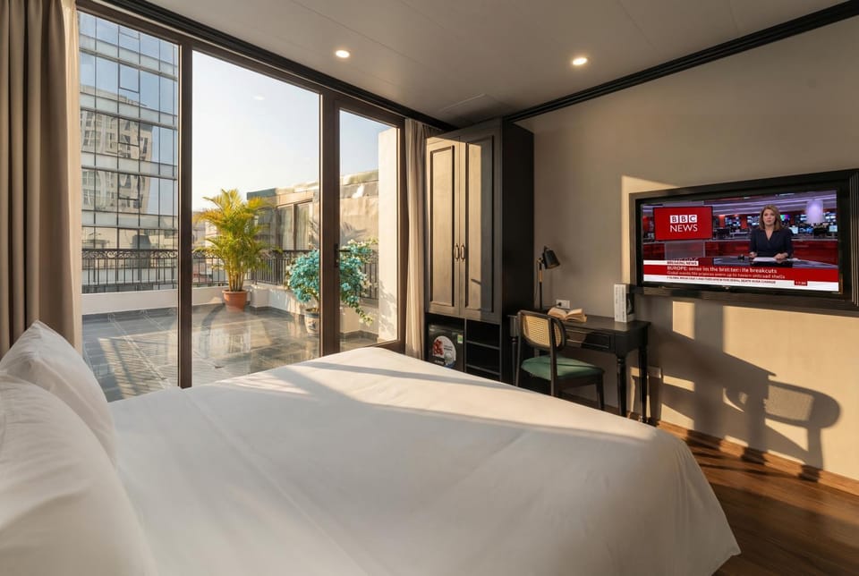 Bed, TV and multimedia, View (from property/room), Balcony/Terrace, Photo of the whole room