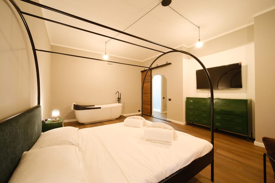 Bed, TV and multimedia, Bedroom, Bath