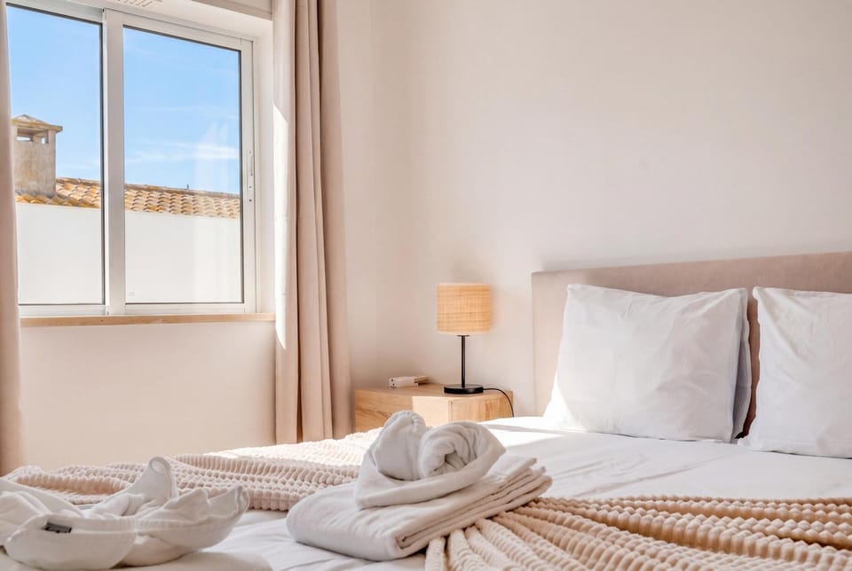 Bed, Bedroom, towels