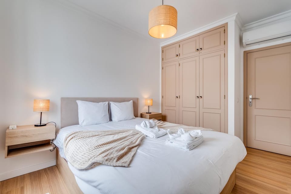 Bed, Bedroom, towels, wardrobe