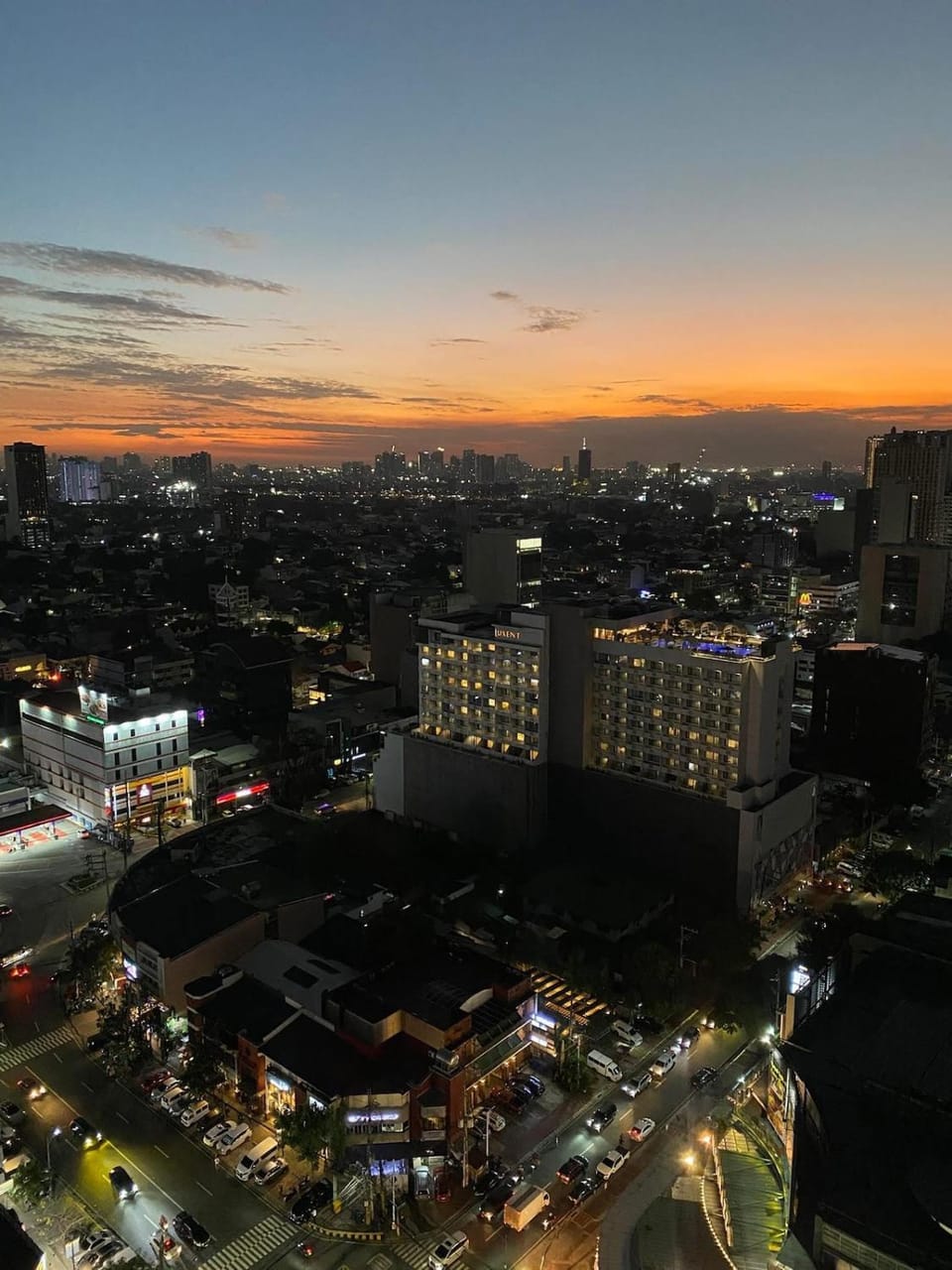 Staycation Haven with City view Free pool, Netflix, Wi-Fi Bed and Breakfast in Quezon City
