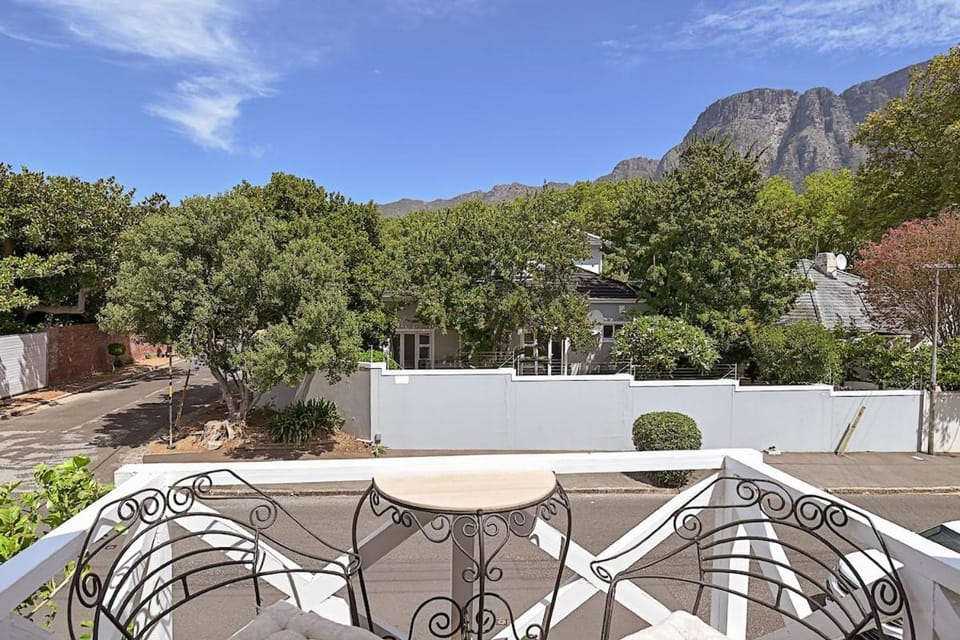 Charming Loft with Character & Mountain Views Apartment in Cape Town