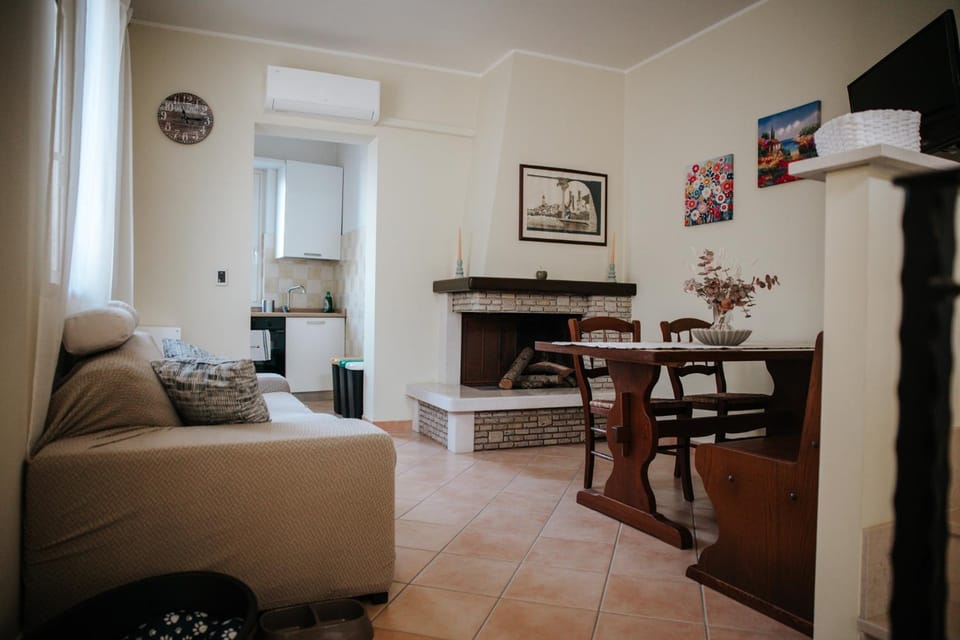 Communal lounge/ TV room, TV and multimedia, fireplace