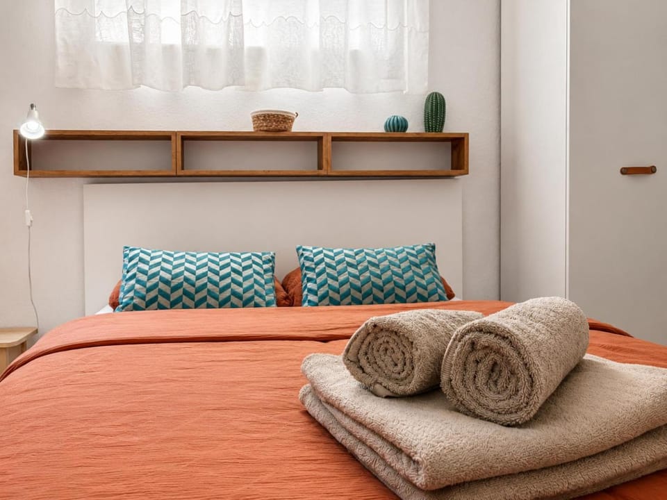 Bed, Photo of the whole room, Bedroom, towels