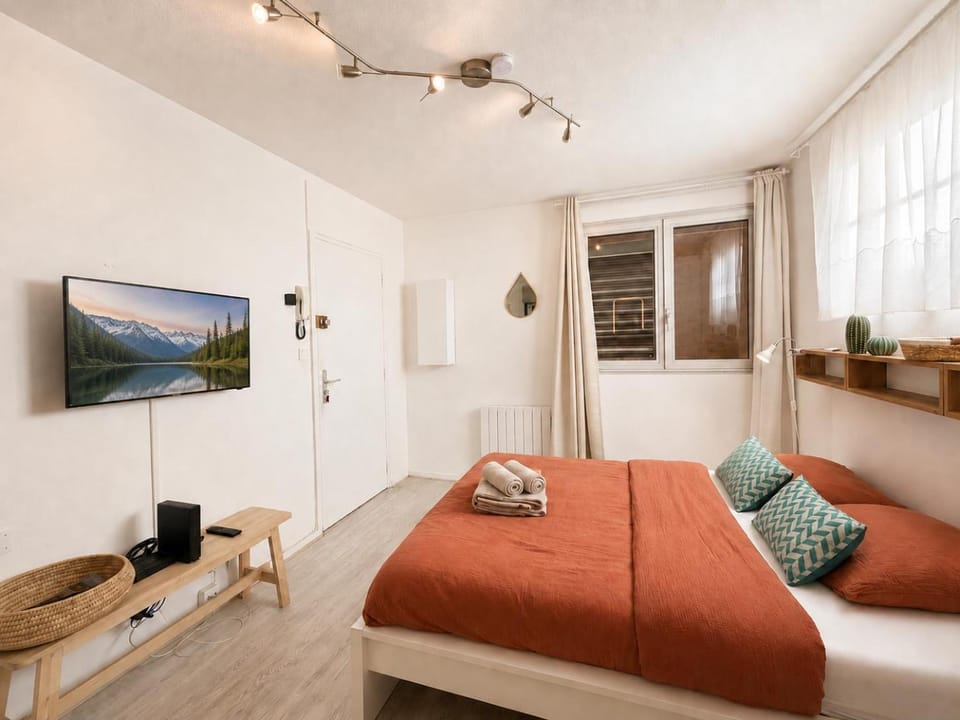 Bed, TV and multimedia, Photo of the whole room, Bedroom, towels