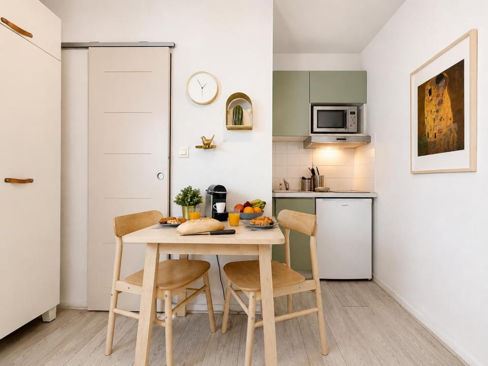 Coffee/tea facilities, Kitchen or kitchenette, Dining area