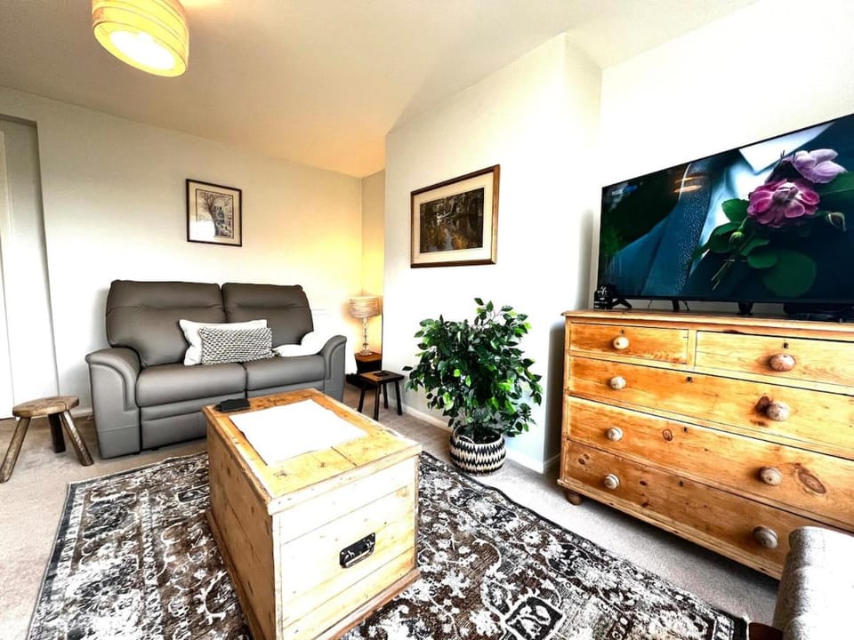 Communal lounge/ TV room, TV and multimedia, Living room, Seating area, Evening entertainment