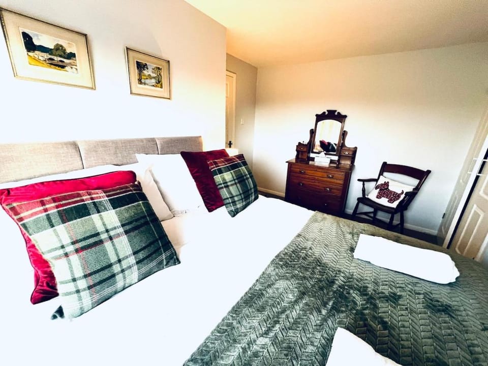 Bed, Photo of the whole room, Seating area, Bedroom