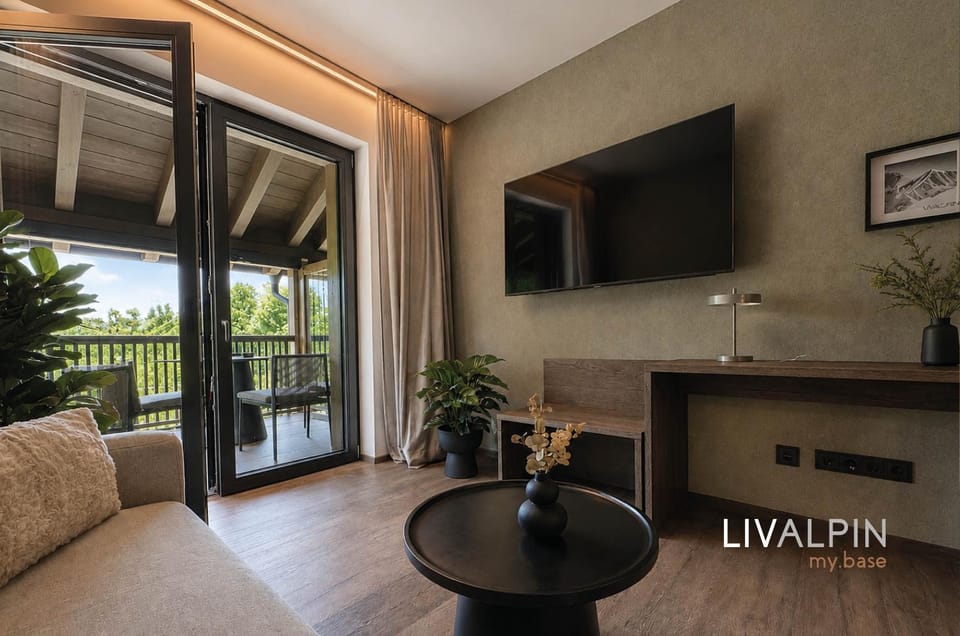 TV and multimedia, Living room, Seating area, Evening entertainment, air conditioner