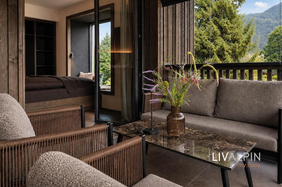 Spring, Day, Natural landscape, View (from property/room), Balcony/Terrace, Seating area, Mountain view