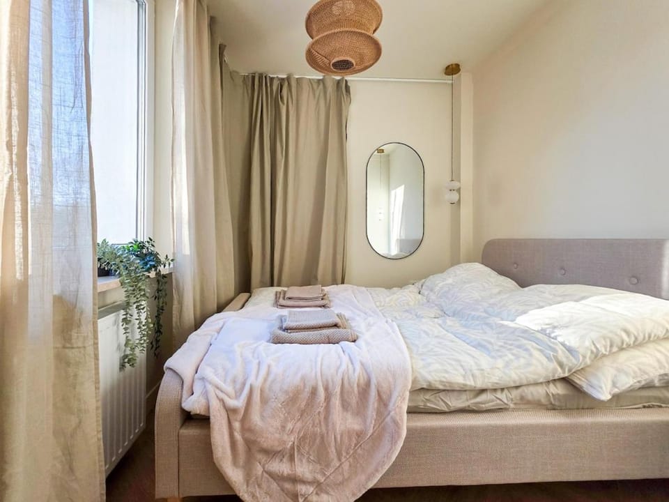 Bed, Bedroom, towels