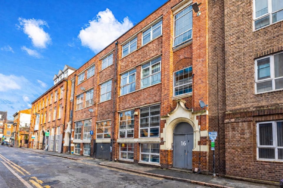 Property building, Day, Neighbourhood, City view, Street view, Location
