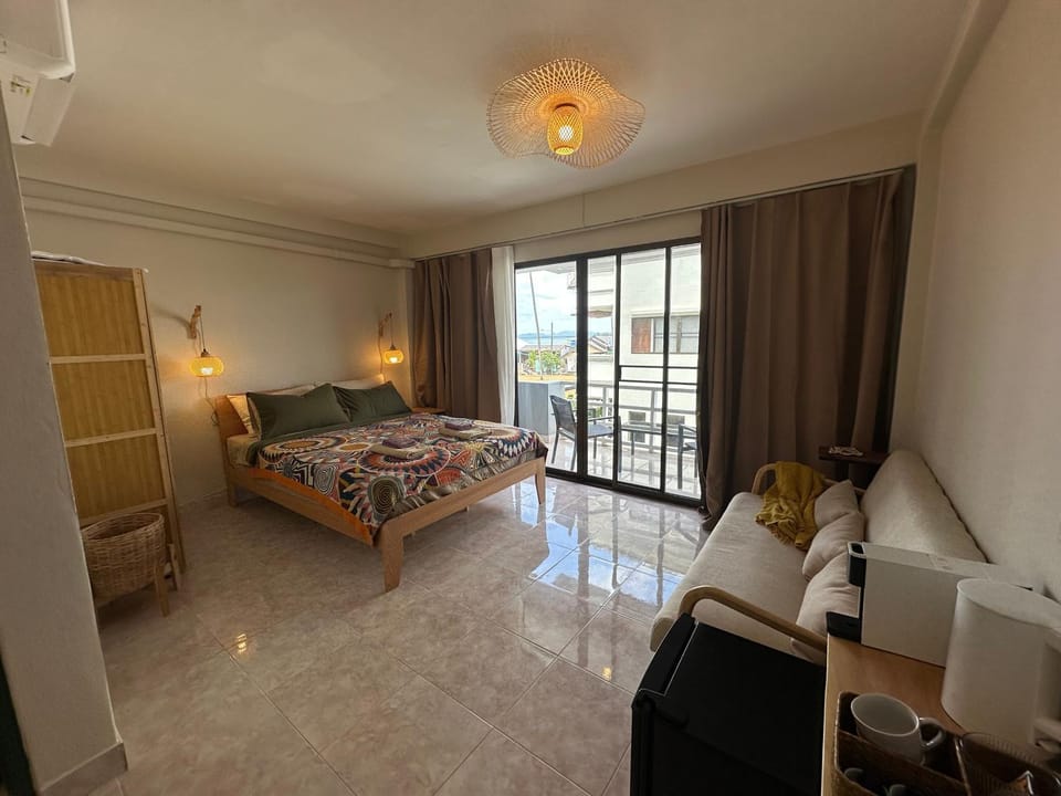 Bed, Photo of the whole room, Seating area, Bedroom