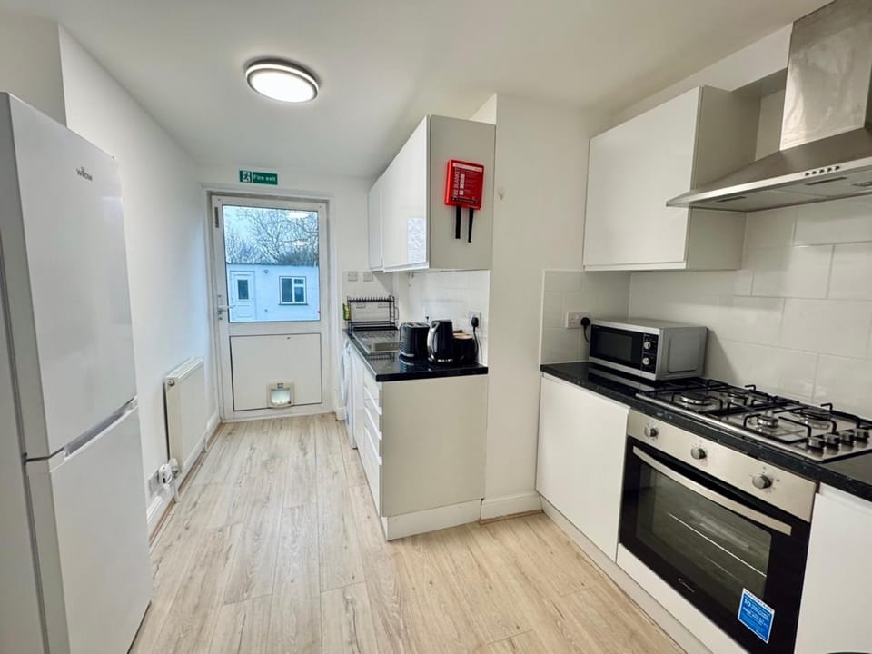 Modern 3BDR Family Home Near Welsh Harp Hendon Apartment in Edgware