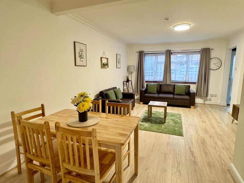 Modern 3BDR Family Home Near Welsh Harp Hendon Apartment in Edgware