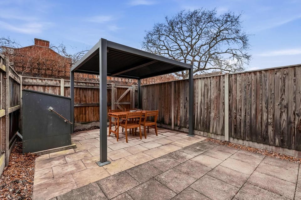 Property building, Patio, Balcony/Terrace, Dining area