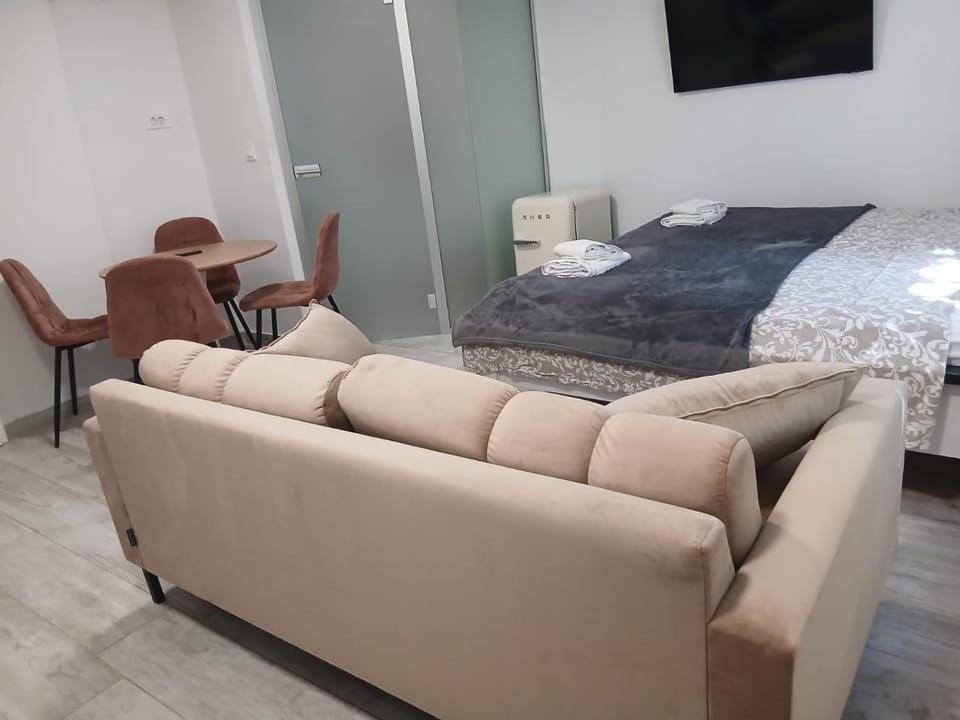 Fully Equipped Studio w King-Size Bed Apartment in City of Zagreb