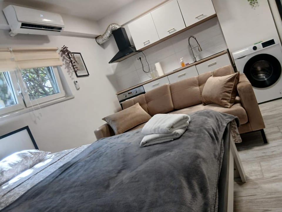 Fully Equipped Studio w King-Size Bed Apartment in City of Zagreb