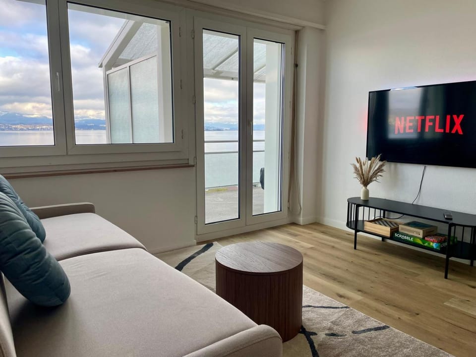 Communal lounge/ TV room, TV and multimedia, Living room, Seating area, Lake view, Mountain view, Entertainment, internet, internet