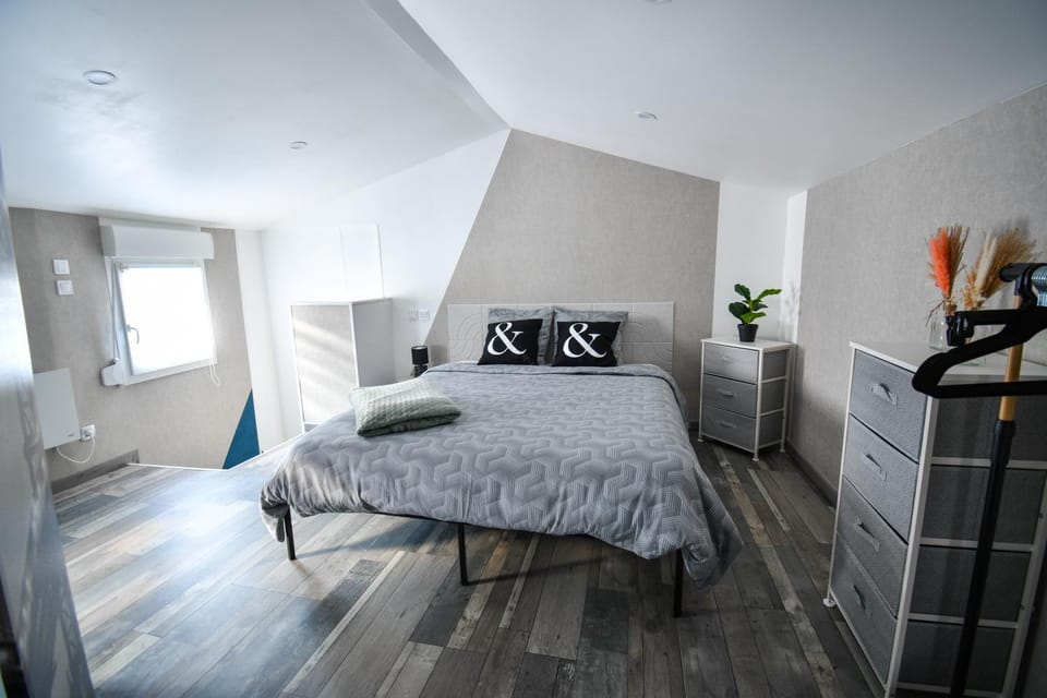 Bed, towels