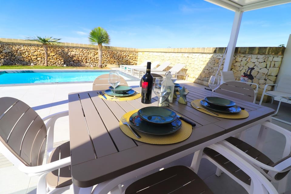 Dining area, Pool view, Swimming pool, sunbed
