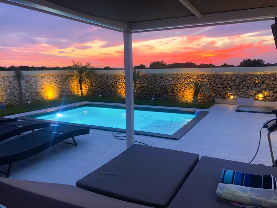 Pool view, Swimming pool, sunbed