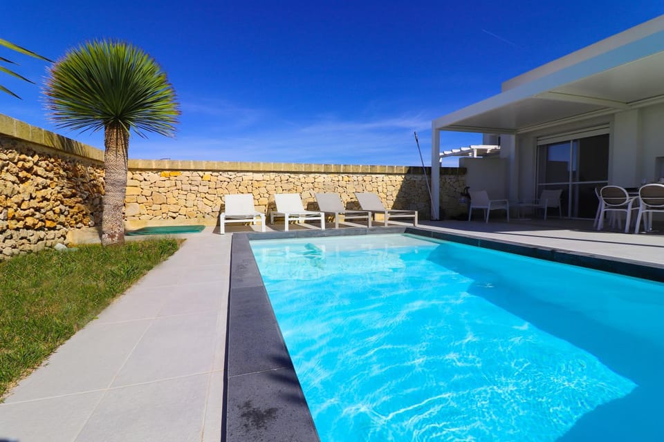 Pool view, Swimming pool, sunbed