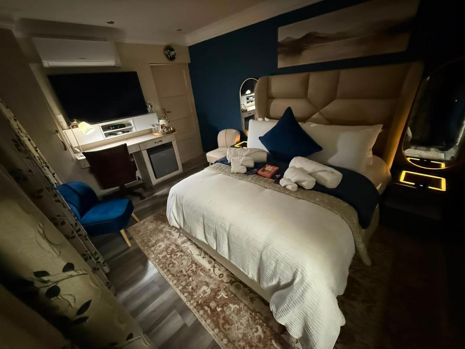 Bed, TV and multimedia, Photo of the whole room, Bedroom, towels