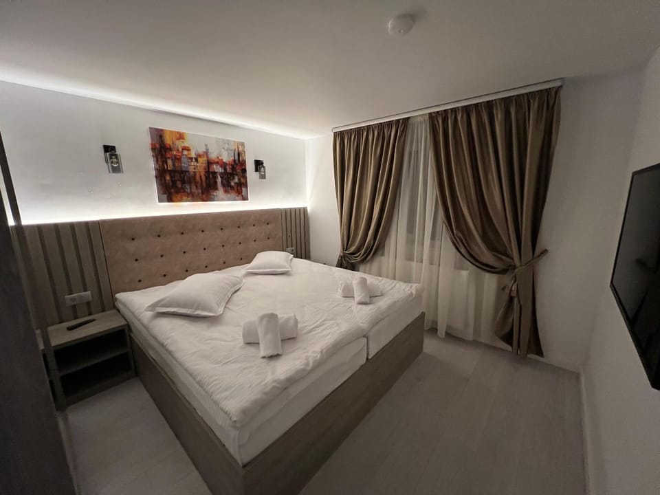 Bed, TV and multimedia, Photo of the whole room, Bedroom, towels