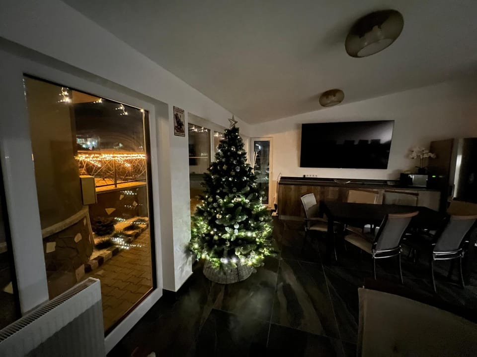 Communal lounge/ TV room, Night, TV and multimedia, Living room, Seating area, Evening entertainment