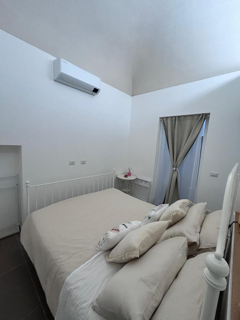 Bed, Bedroom, air conditioner