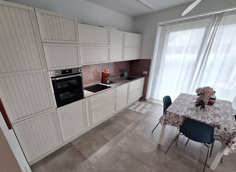 Kitchen or kitchenette, Dining area, dishwasher, microwave, oven