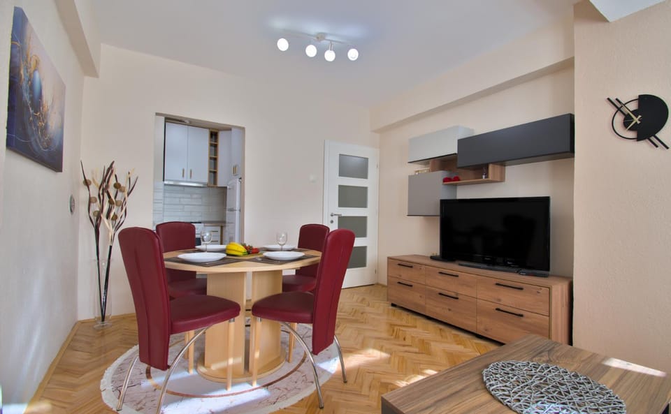 Communal lounge/ TV room, TV and multimedia, kitchen