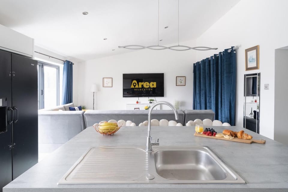 Spacious 4-Bedroom with free parking spaces for contractors and business travellers Vacation rental in Hemel Hempstead