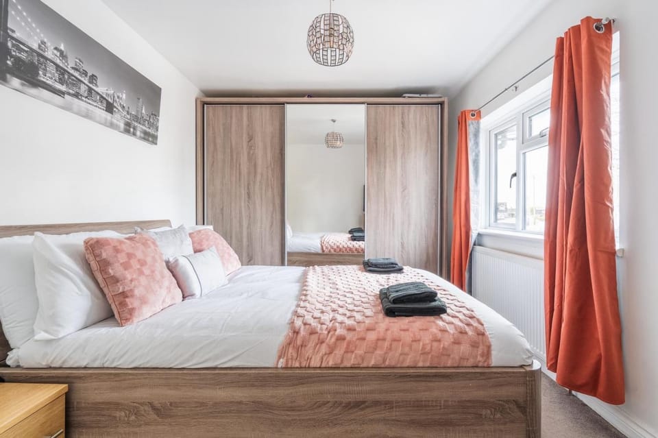 Spacious 4-Bedroom with free parking spaces for contractors and business travellers Vacation rental in Hemel Hempstead