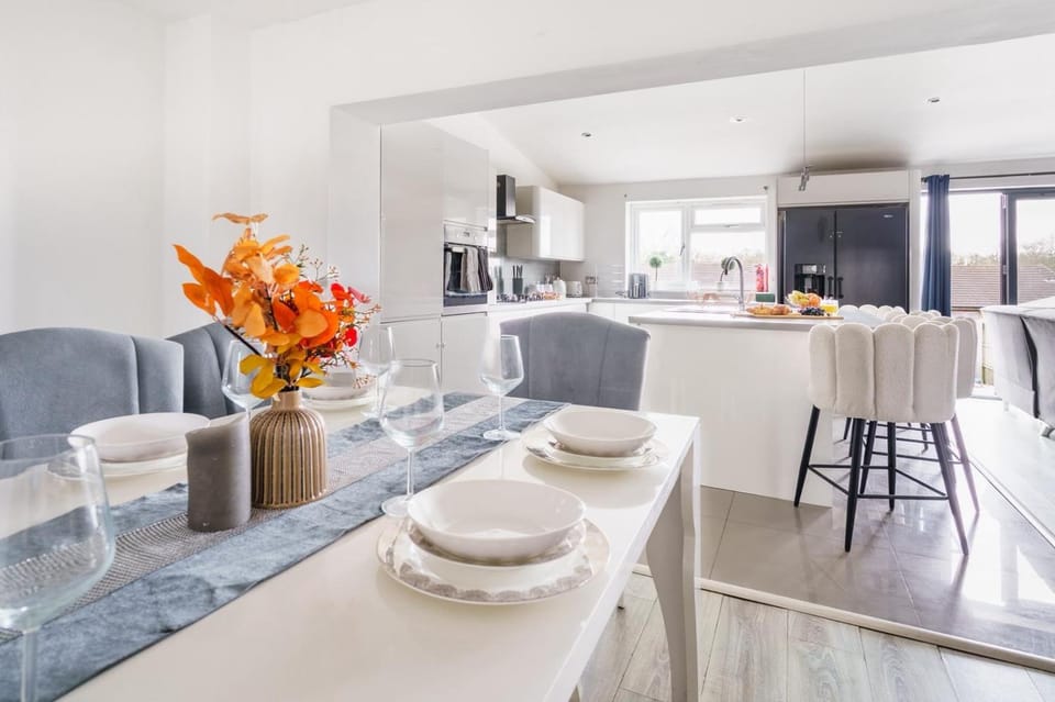 Spacious 4-Bedroom with free parking spaces for contractors and business travellers Vacation rental in Hemel Hempstead