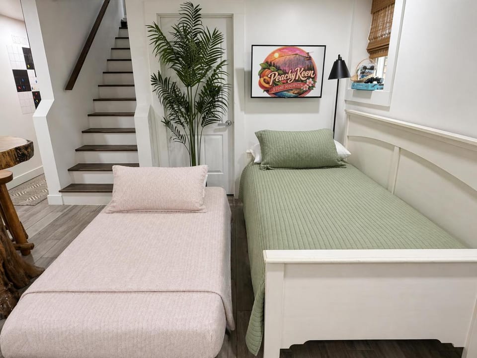 Bed, Seating area, Bedroom