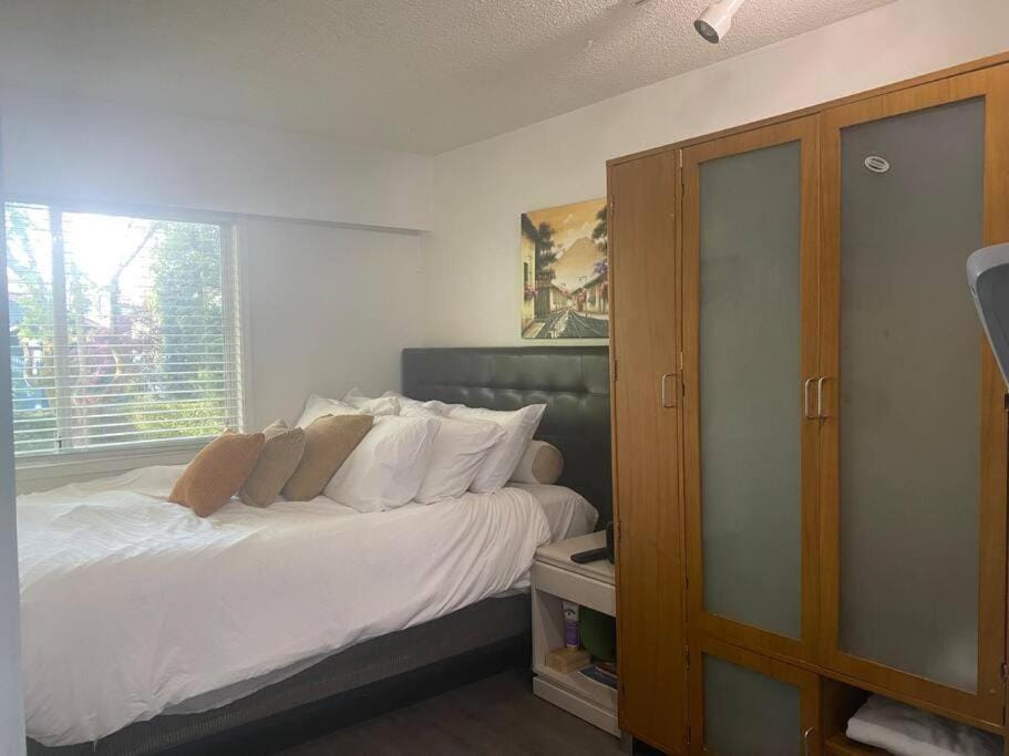 Quiet-comfy 4 bedroom house on a tree lined street in Kitsilano House in Vancouver