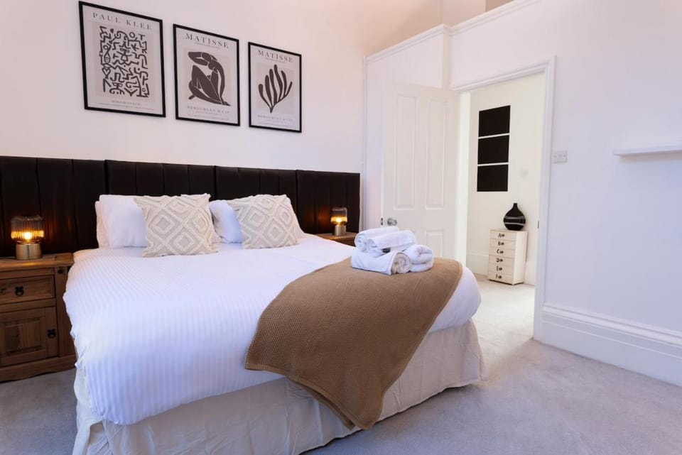 HUGE Sea views, Grade 1 Listed, Free Parking & Wi-Fi Apartment in Torquay