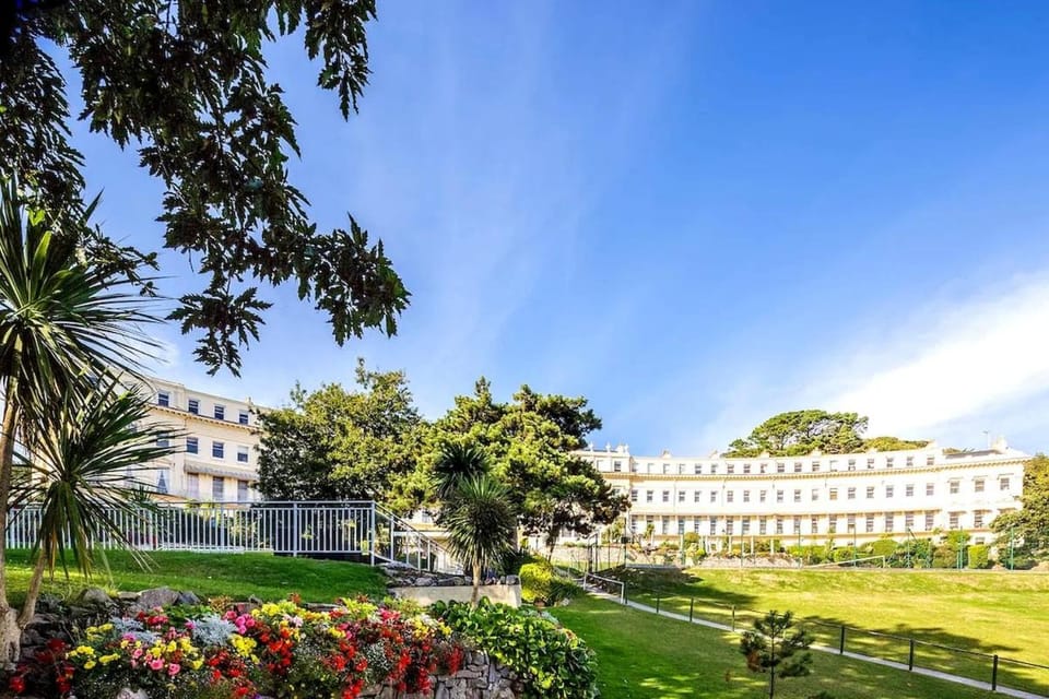 HUGE Sea views, Grade 1 Listed, Free Parking & Wi-Fi Apartment in Torquay