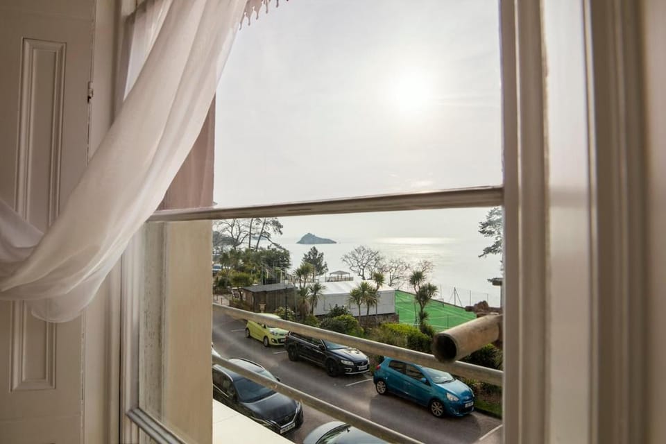 HUGE Sea views, Grade 1 Listed, Free Parking & Wi-Fi Apartment in Torquay