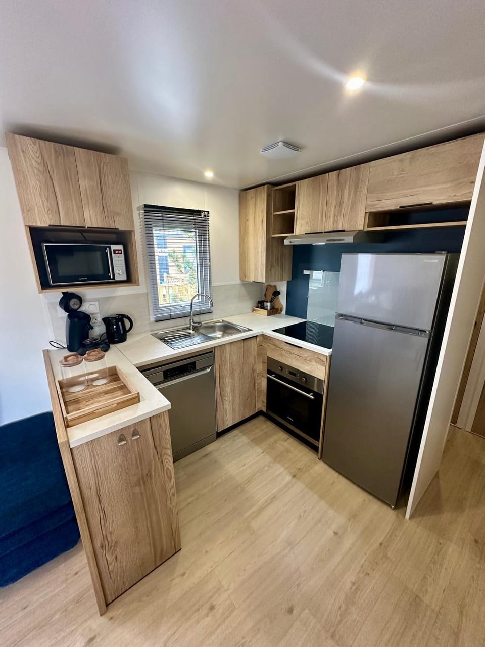 Coffee/tea facilities, dishwasher, microwave, oven, kitchen