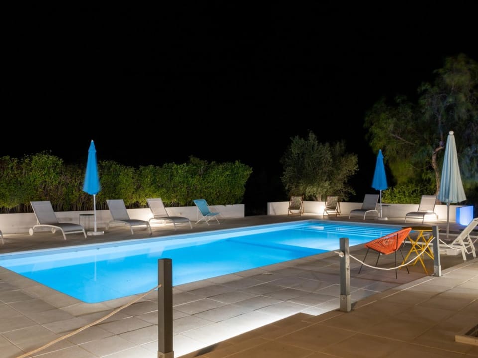 Swimming pool, Swimming pool