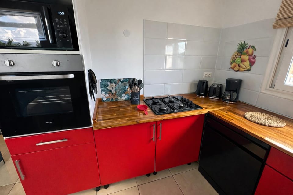 Property building, Coffee/tea facilities, Breakfast, dishwasher, microwave, oven, stove, kitchen