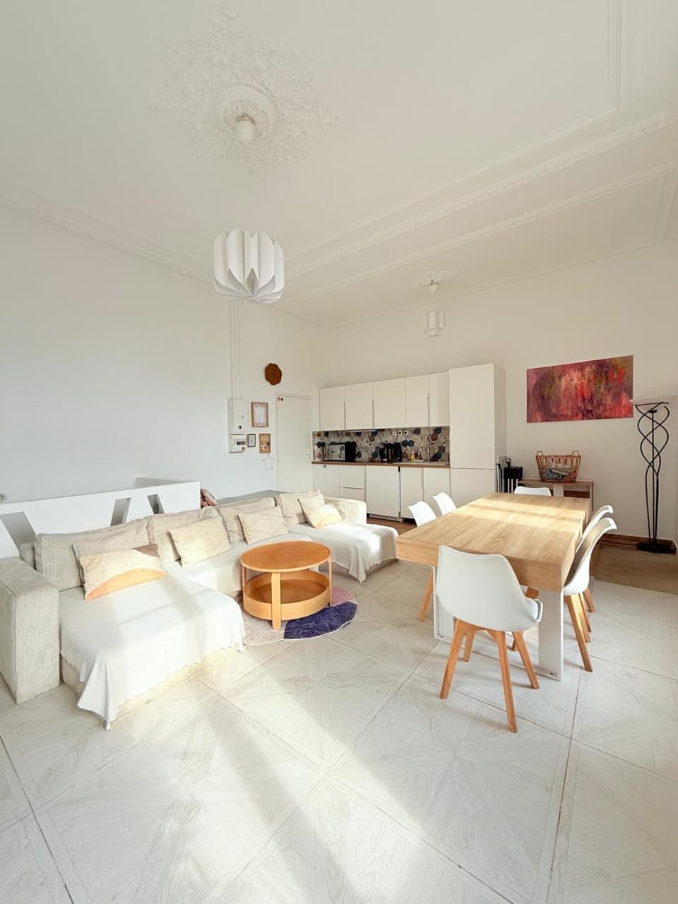 Kitchen or kitchenette, Living room, Seating area, Dining area, stove