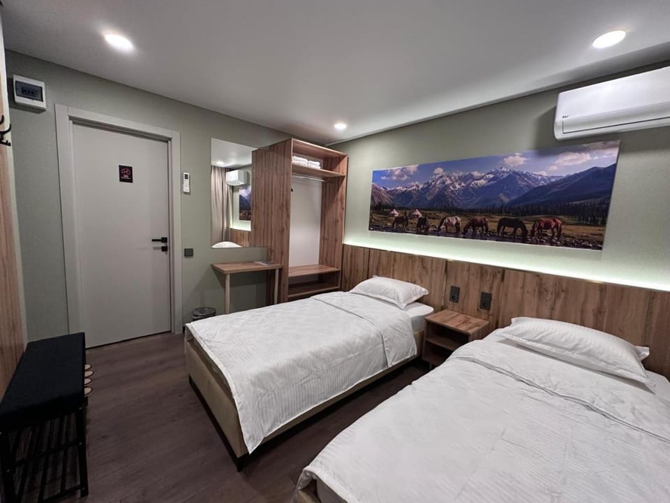Bed, Photo of the whole room, Bedroom, air conditioner